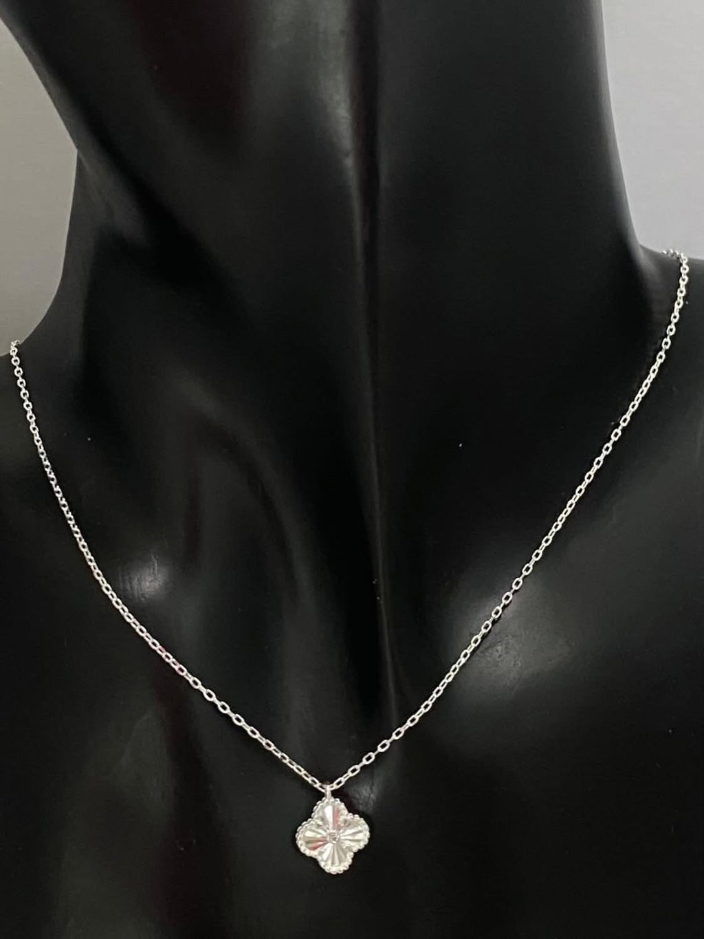 SILVER CLOVER NECKLACE